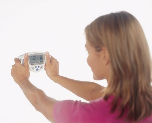Жироанализатор Omron BF-306 позволяет контролировать процесс снижения веса и отслеживать эффективность диет и тренировок