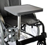 Столик для кресел-колясок mediQ 1085 крепится к подножке конструкции с регулировкой высоты стола 60-77см, 10858