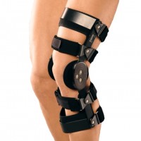 Ортез коленный Orlett PO-303 шарнирный жесткий защищает от переразгибания и уменьшает боль, черный